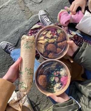 pita falafel, e due bowls con falafel (uno Babilonia, l’altro ??) at Santo Falafel in Florence