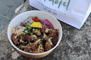 cauliflower bowl at Santo Falafel in Florence