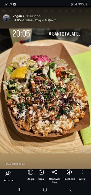 Cavolfiore fritto con tahina, fattoush, hummus di barbabietola e babaganoush. Ottimo. at Santo Falafel in Florence