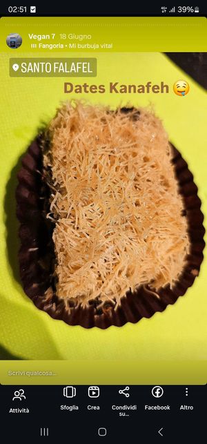 Kanafeh ai datteri. Troppo dolce (e sono un amante dei dolci) ma soprattutto troppo unta. at Santo Falafel in Florence