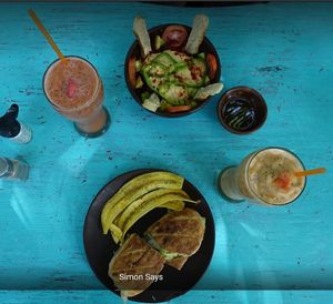 Sandwiches, salads and smoothies  at Simon Says  in San Juan Del Sur