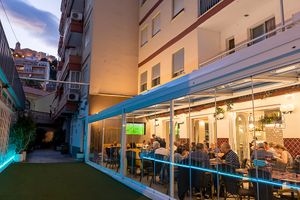 Visión general de la cafetería. at Cafeteria Alcala in Cullera