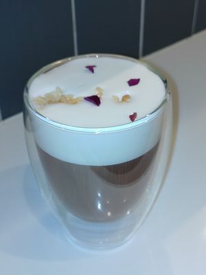 玫瑰奶蓋紅玉 at Líng Wén Shū Xiāng 菱紋蔬香 in New Taipei City