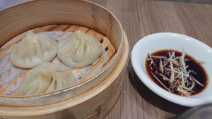 招牌湯包 chef's signature steamed dumpings 3 pieces NTD 88, 6 pieces NTD 176 at Chóng Dé Fā Shū Shí 崇德發蔬食 in New Taipei City