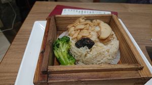 香積飯 Fried rice with mushroom and ginger slices NTD 88 at Chóng Dé Fā Shū Shí 崇德發蔬食 in New Taipei City