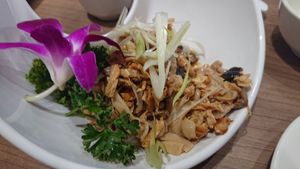 三豆皮絲 smoked bean curd skin with mushroom and bamboo shoots (cold) NTD 98 at Chóng Dé Fā Shū Shí 崇德發蔬食 in New Taipei City