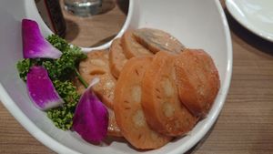 桂花蓮藕 Stuffed lotus root with osmanthus glaze (sweetish, cold)  NTD 108 at Chóng Dé Fā Shū Shí 崇德發蔬食 in New Taipei City