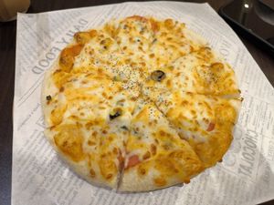 經典瑪格麗特披薩 at Chóng Dé Fā Shū Shí 崇德發蔬食 in New Taipei City