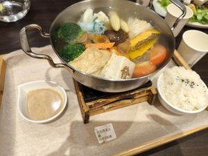 昆布高汤个人小火锅 (白饭+胡麻酱) at Chóng Dé Fā Shū Shí 崇德發蔬食 in New Taipei City