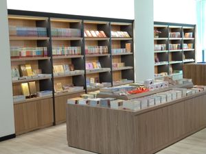 書籍 at Chóng Dé Fā Shū Shí 崇德發蔬食 in New Taipei City