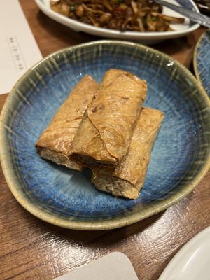 Tempeh and shredded taro rolls  at Chán Fēng CháLóu 禪風茶樓 - Zen Tea in Taipei