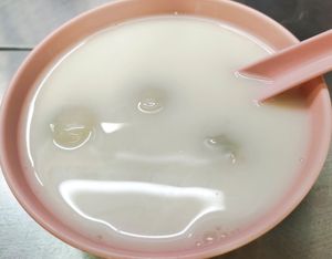 With almond milk at 75 Ah Balling Peanut Soup 花生汤圆 - Beach Road in Central Singapore