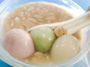 Take away rice ball with peanut soup at 75 Ah Balling Peanut Soup 花生汤圆 - Beach Road in Central Singapore
