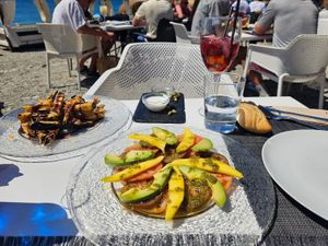 Ensalada de tomate, aguacate y mango con aliño de pesto y berenjena frita con miel de caña at Chiringuito El Bambú in La Herradura