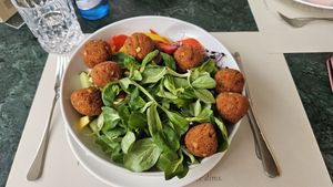 Teriyaki Bowl, Reis, Sojabohnen, Sprossen, Koriander, Teriyaki Sauce, Salat der Saison und Falafel at Daniel's in Wattens