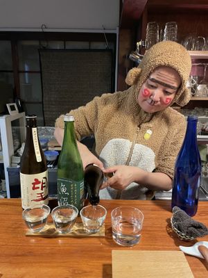 Chef pouring sake  at Veganic Monkey Magic 浅草 in Tokyo