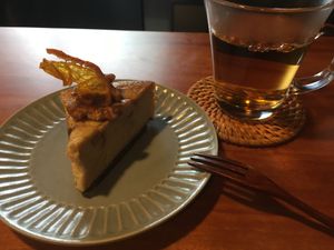 Sake cake with roasted green tea at Veganic Monkey Magic 浅草 in Tokyo