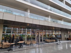 Entrance at inner court yard at Ohana Pokébowls in Oostende