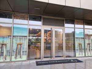 Entrance at side station at Ohana Pokébowls in Oostende