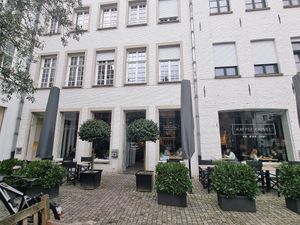 Front - entrance - is accessible! at Kaffee Kamiel in Bruges