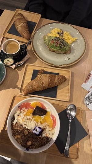 Vegan croissants, avocado toast (met roerei) en sojayoghurt met (bloed)sinaasappel en homemade granola.  at Kaffee Kamiel in Bruges