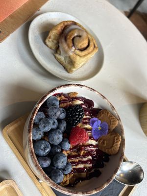 
Yogurt bowl speculoos 15,50€
Cinnamon Roll 6€  at Kaffee Kamiel in Bruges