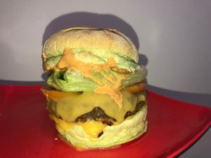 Nosso delicioso burguer de lentillha, acompanha molho tasty, queijo parmesão vegano, pão vegano de espinafre, alface  e tomate! at The Green Burguer in Florianopolis