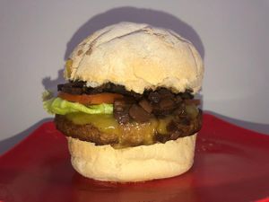 Ideal para vegetarianos/veganos em transição. Este hambúrguer 100% vegetal, tem gosto de carne, conta com molho secreto de cogumelos, queijo parmesão vegano e pão de espinafre at The Green Burguer in Florianopolis