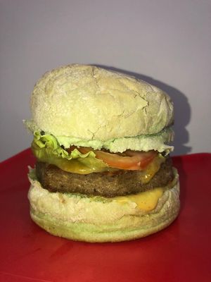 Delicioso hambúrguer de falafel, com molho tasty marcante, queijo provolone vegano, pão vegano de espinafre, alface e tomate! at The Green Burguer in Florianopolis