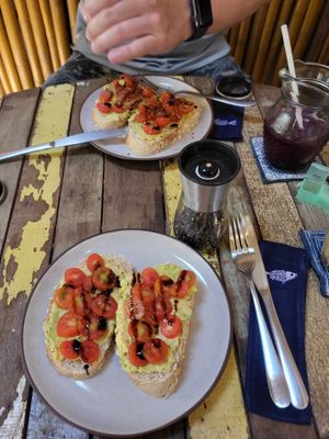 Smashed avocado with tomatos - super delicious at Galapagos in Koh Lanta
