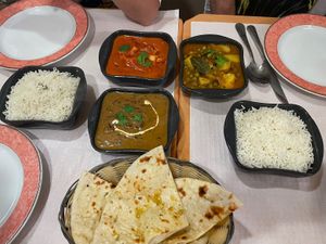 Pão naan, lentilhas, tofu spicy, batatas com ervilhas😋  at Cozinha de Sonia  in Portimao