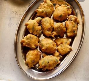 Veg pakoda ( cauliflower, potato, onion, green chilli) at Cozinha de Sonia  in Portimao