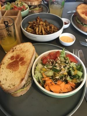 Tempelsandwich mit Fries und Salat at Katzentempel in Regensburg