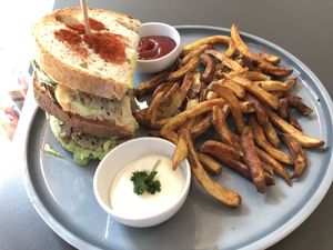 Tempelsandwich mit Süßkartoffelpommes, veg. Mayo und Ketschup at Katzentempel in Regensburg