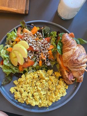 Crossaint breakfast with „scrambled eggs" (tofu)  at Katzentempel in Regensburg