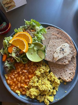 „Katerfrühstück“ with baked beans and „scambled egg“ (tofu)  at Katzentempel in Regensburg