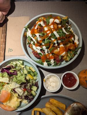 Planted Steak Bowl and Salad at Katzentempel in Regensburg