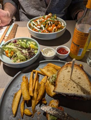 Chilli Cheeze Sandwich with fries at Katzentempel in Regensburg