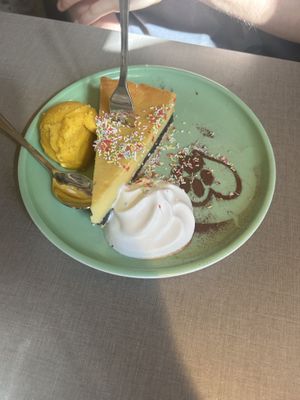 Veganer Mohn-Käsekuchen mit Mango-Eis  at Katzentempel in Regensburg