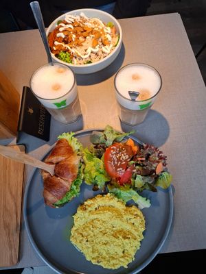 Croissant breakfast and Tiger Bowl at Katzentempel in Regensburg