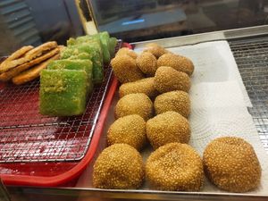 Sesame balls at Xi De Li 西得利 - Telok Blangah in Central Singapore