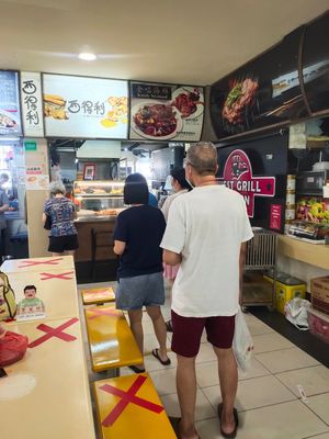 Long queue at Xi De Li 西得利 - Serangoon in Northeast Singapore