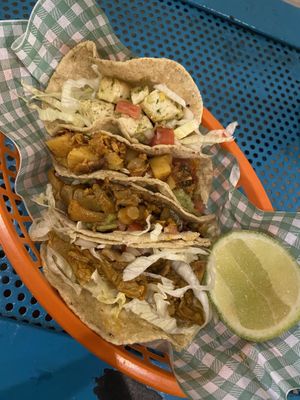 The 4 taco’s I had of which the lower two were the ‘taco veg’   at Taco Veg in Medellin