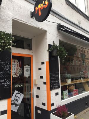 Outside  at Mo's Café in Hamburg