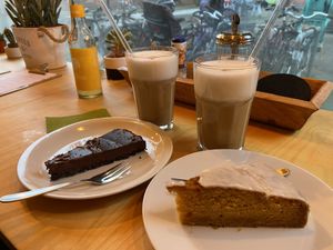 Carrot and oreo-chocolate-fudge cakes at Mo's Café in Hamburg