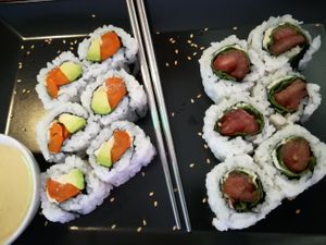 Smoked carrot with avocado /tomato sushi at Mo's Café in Hamburg