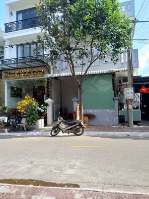 This is what it looks from outside (on that day it was closed, usually there are chairs where the gate is) at Quan An Chay in Con Dao