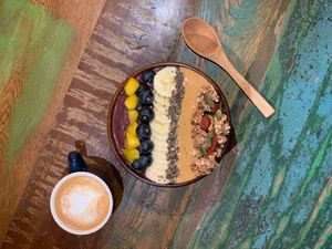 Açaï bowl and coffee at Acai & You - de Maubeuge in Paris