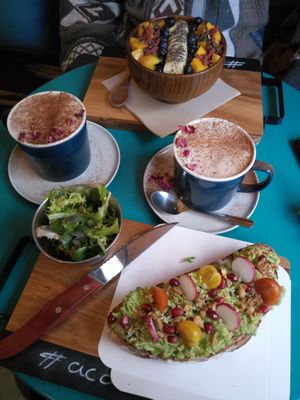 We had two chai lattes with soy milk, an Acaï bowl and a guacamole bread + Dates with peanut butter and chocolate to go. For everything together we paid around 35€. at Acai & You - de Maubeuge in Paris