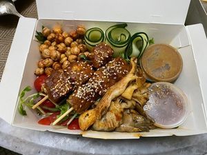 'I Love Tempeh' Bowl
22.00
Spicy tempeh, rocket, pea sprouts, roasted oyster mushroom, crispy chickpeas, greens with a peanut and lemongrass dressing and sambal. Vegan and gluten-free! at The Hungry Tapir in Kuala Lumpur